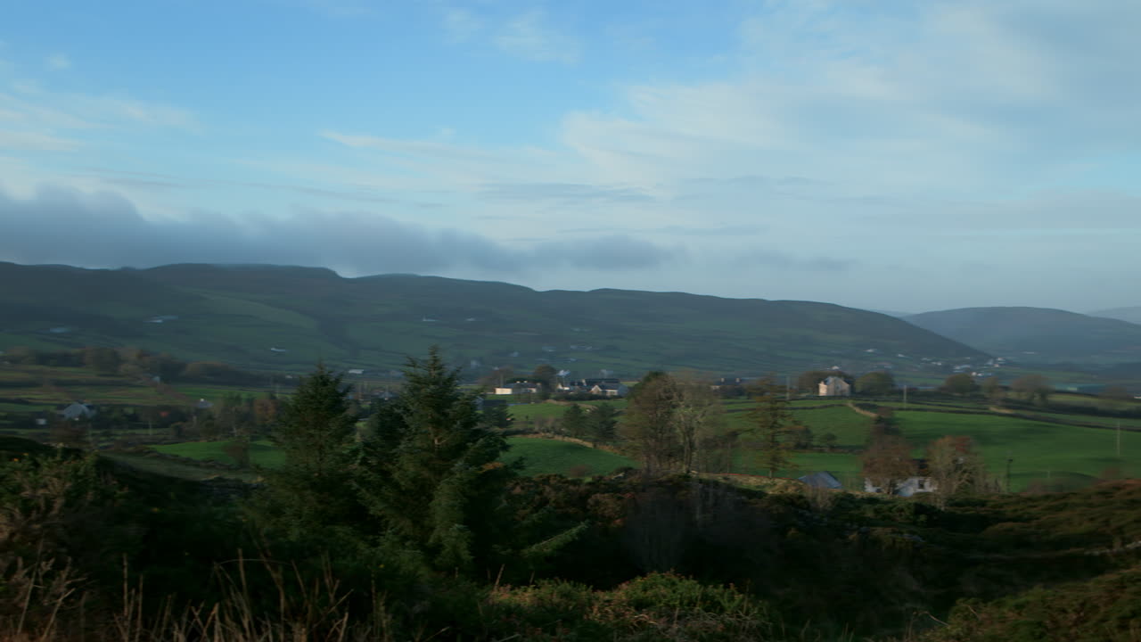 Campagne irlandaise verdoyante sous un ciel bleu près de Newry, Irlande