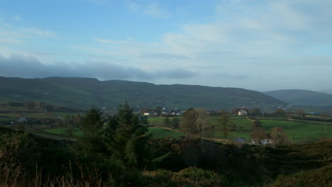 Irische-Landschaft-Grün-Mit-Blauem-Himmel-In-Der-Nähe-Von-Newry,-Irland