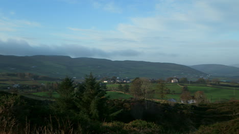 Campo-Irlandés-Verde-Con-Cielo-Azul-Cerca-De-Newry-Irlanda