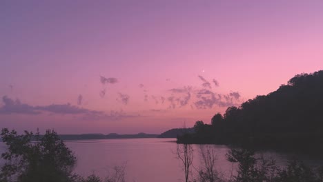 Wolkenzeitraffer-Eines-Stausees-Oder-Sees-Zum-Zeitpunkt-Des-Sonnenuntergangs-Oder-Der-Dämmerung-Mit-Hügeln-Im-Hintergrund-In-Shivpuri,-Madhya-Pradesh