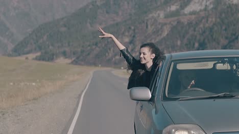 Una-Joven-Levanta-La-Mano-Hacia-El-Cielo-Y-Disfruta-De-La-Velocidad.