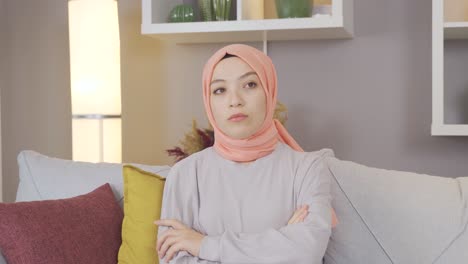 Muslimisches-Junges-Mädchen-Im-Hijab-Ist-Nachdenklich.