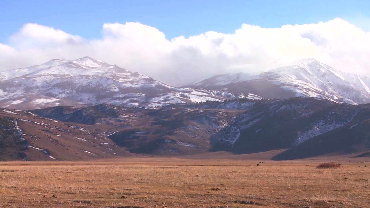 시에라 산맥에 구름이 모이다