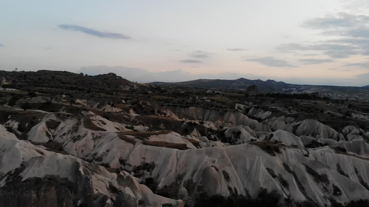 Mavic Air decolla dalla Valle dell'Amore vicino a Goreme al tramonto - Cappadocia
