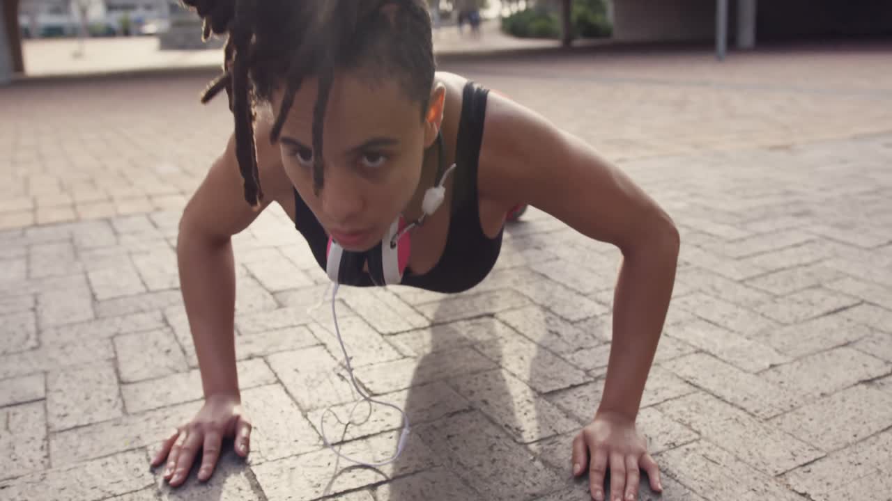 vista frontal de una joven mujer afroamericana haciendo ejercicio en la ciudad 4k