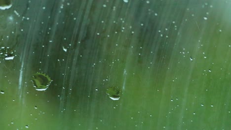 gotas de lluvia goteando por una ventana en melbourne