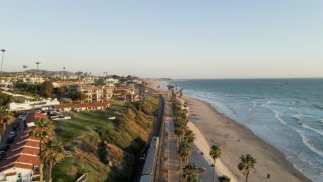 Palmeras-Bordeadas-En-La-Playa-De-La-Ciudad-Del-Muelle-De-San-Clemente-En-San-Clemente,-California-En-Una-Puesta-De-Sol