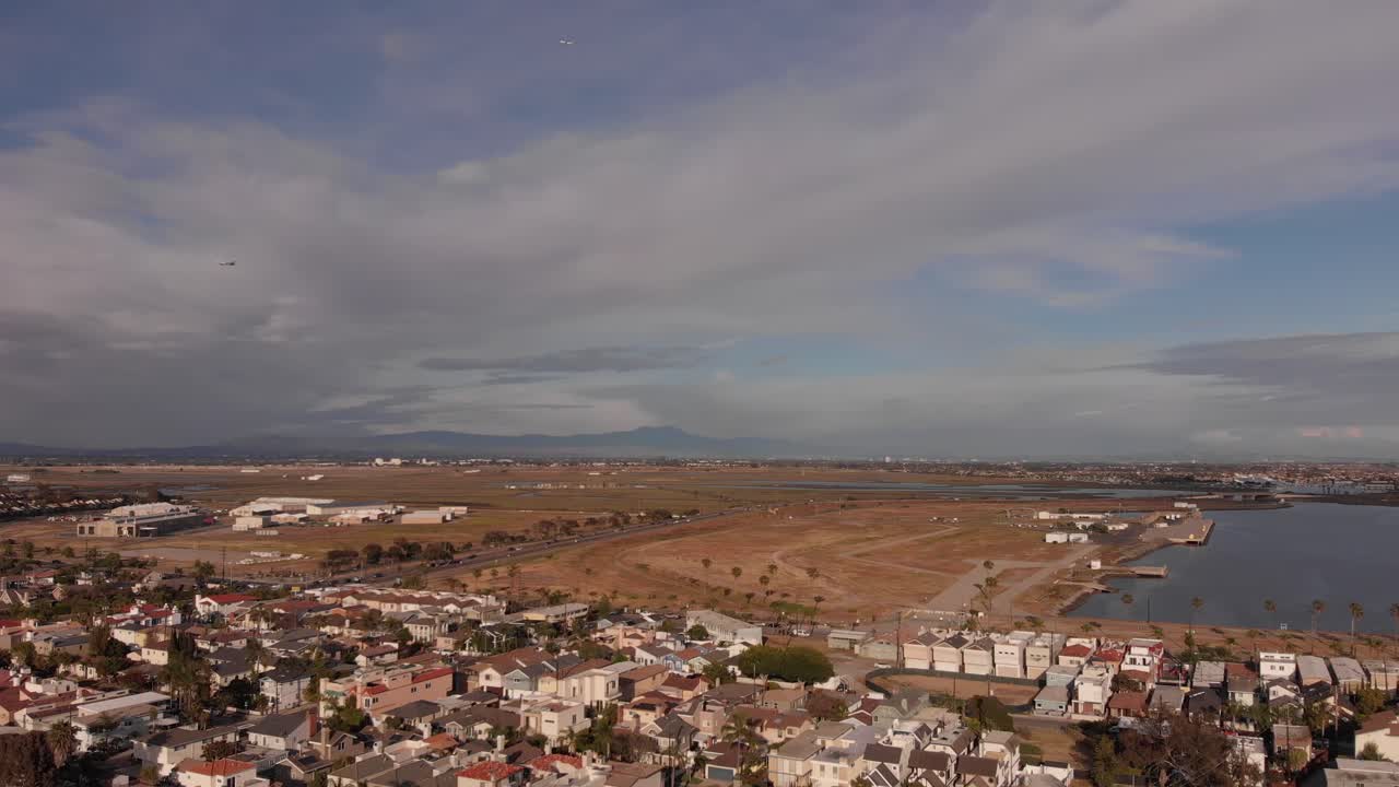Filmato aereo 4K di Seal Beach di fronte a Sunset Beach nella California meridionale