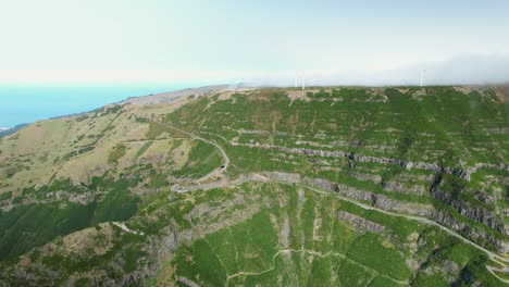vista aérea del punto de vista de lombo do mouro y el parque eólico en la serra de agua, madeira, portugal