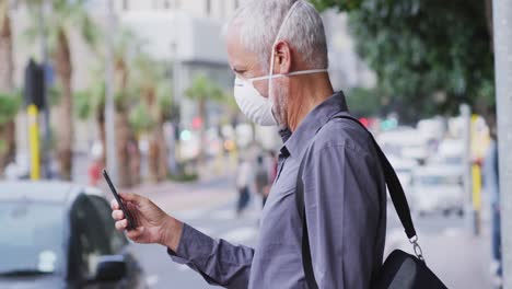 Hombre-Caucásico-En-La-Calle-Usando-Una-Máscara-Facial-Contra-El-Coronavirus