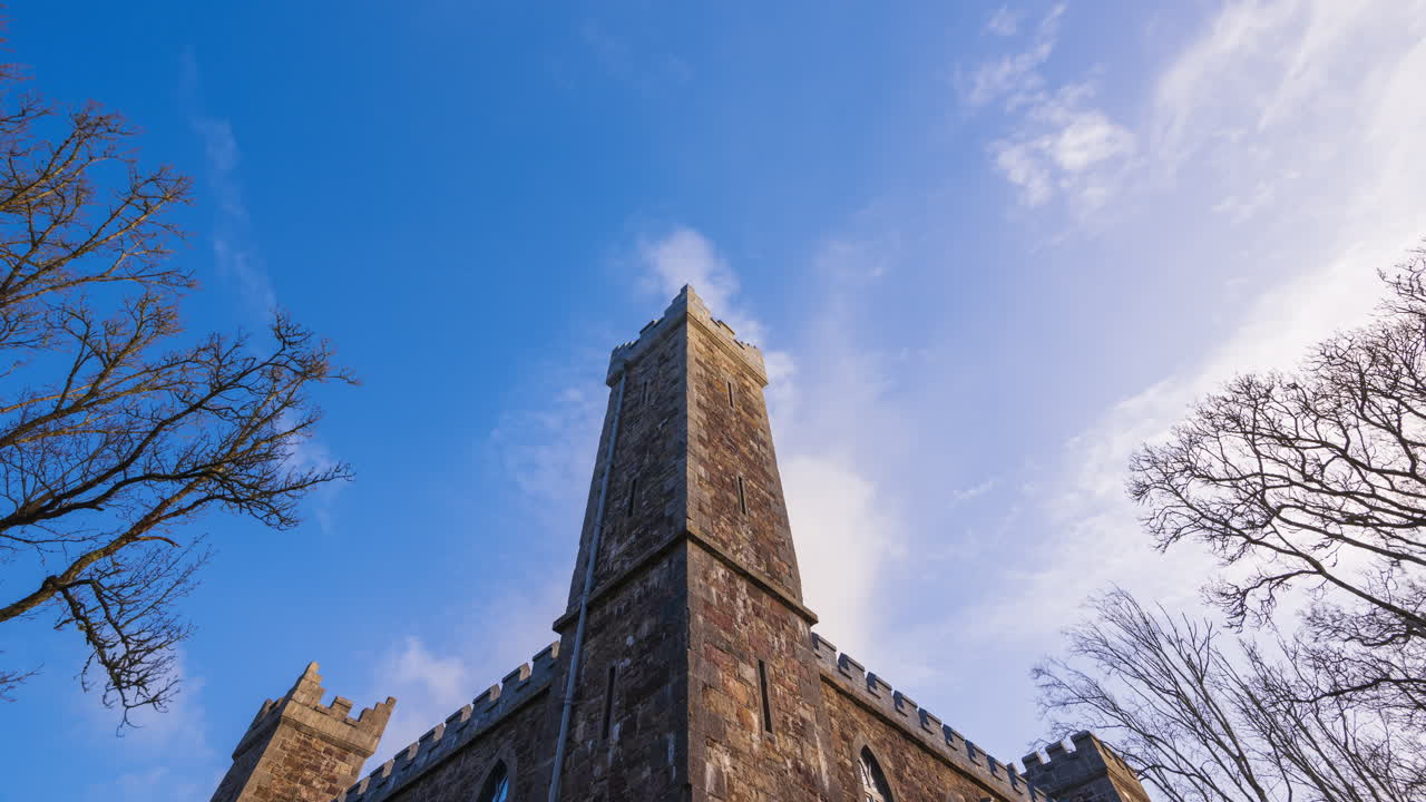 timelapse del castillo histórico local visto desde el suelo en un día soleado y nublado en el condado de roscommon en irlanda