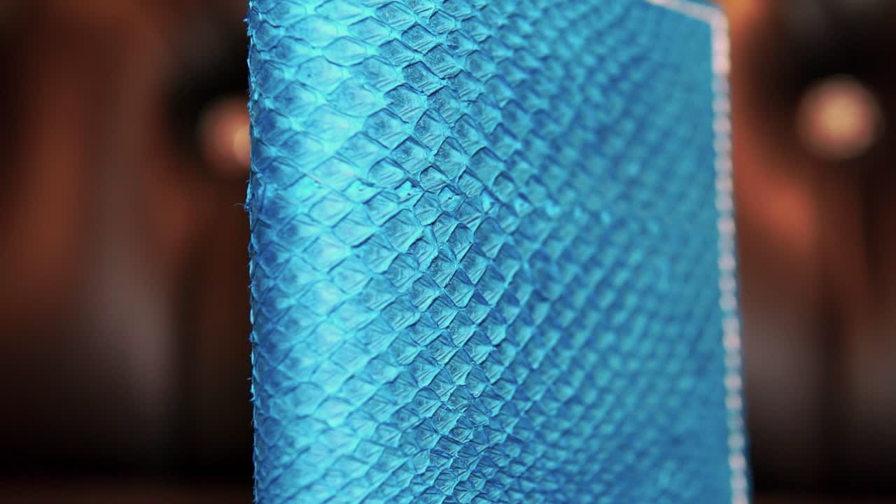 un bonito bolso con una superficie rugosa azul