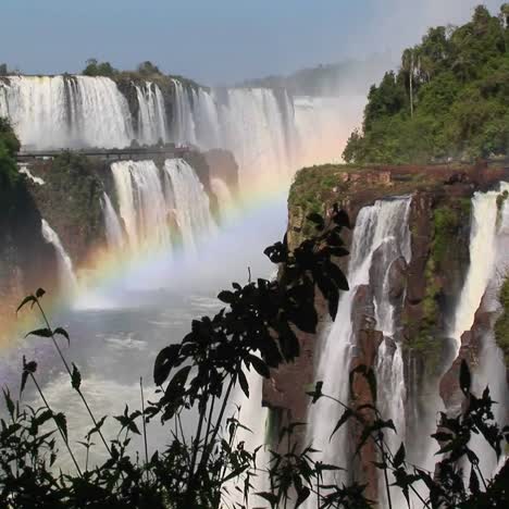 Eine-Schöne-Aufnahme-Von-Iguacu-Fällt-Mit-Einem-Regenbogen-Im-Vordergrund