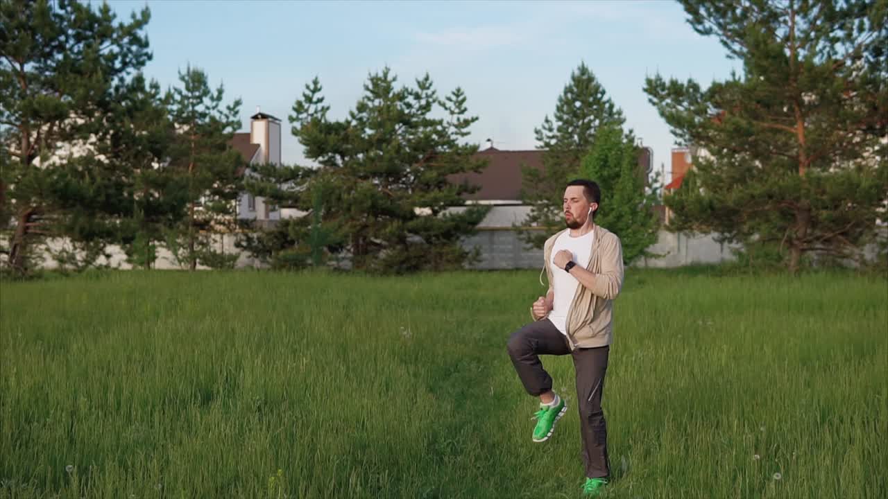 hombre haciendo ejercicio en un campo