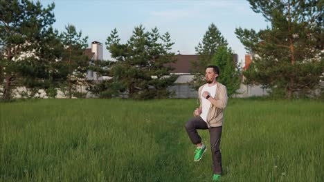 hombre haciendo ejercicio en un campo