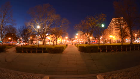 Weite-Bewegungszeitraffer-Von-Menschen,-Die-Während-Der-Hauptverkehrszeit-In-Der-Abenddämmerung-In-Dupont-Circle-In-Washington-DC-2-Gehen