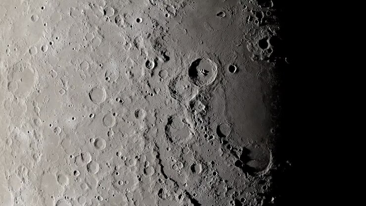 Timelapse 4K Extremamente Detalhado do Pôr do Sol na Superfície Lunar, Visto da Órbita da Lua pelo Lunar Reconnaissance Orbiter 2009