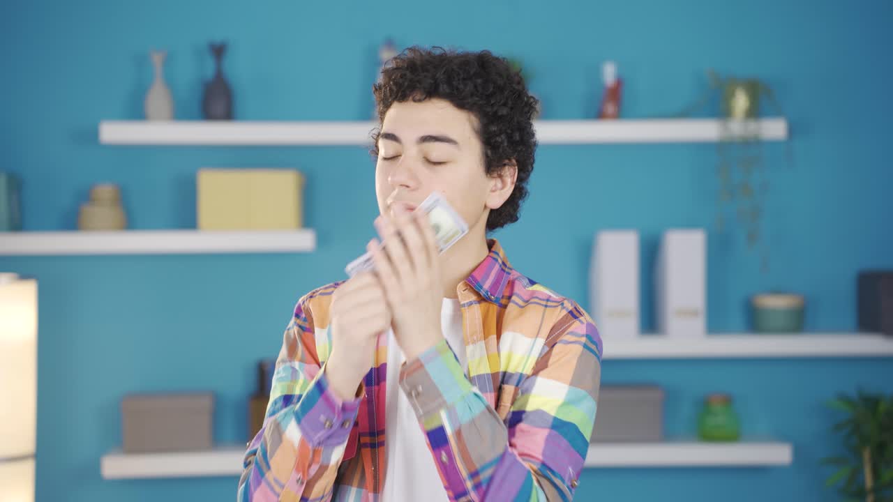 탐욕스러운 십대 소년은 동전과 포옹을 좋아합니다.