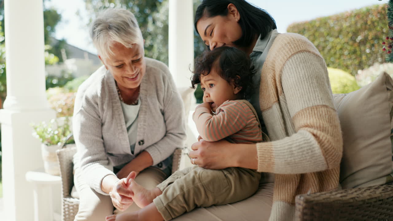 가족, 할머니와 엄마가 아기와 함께 마당에