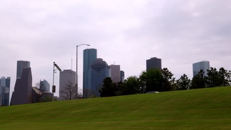 Zeitraffervideo-Der-Skyline-Von-Houston,-Texas,-Mit-Verkehr-Und-Videoschwenk-Von-Links-Nach-Rechts