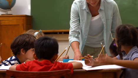 Süße-Schüler-Im-Klassenzimmer-In-Der-Schule