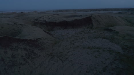 Drohnenansicht-Des-Schneebedeckten-Kraters-In-Der-Landschaft-Islands-An-Einem-Nebligen-Abend.-Vulkanische-Landschaft.-Luftaufnahme-Des-Nebligen-Isländischen-Hochlandes-In-Einer-Winternacht.-Mondlandschaftspanorama