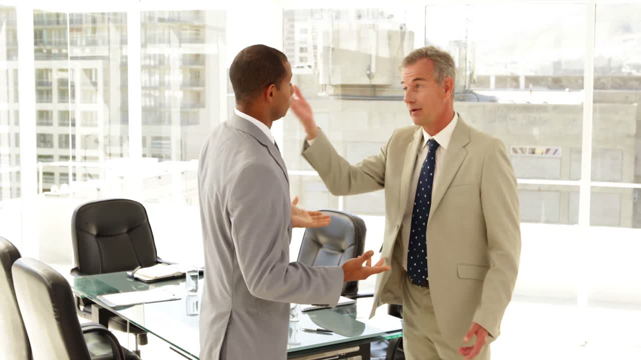 o patrão a dar ao seu empregado.