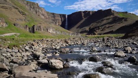 Wunderschöner-Hengifoss-Wasserfall-Im-Osten-Islands.