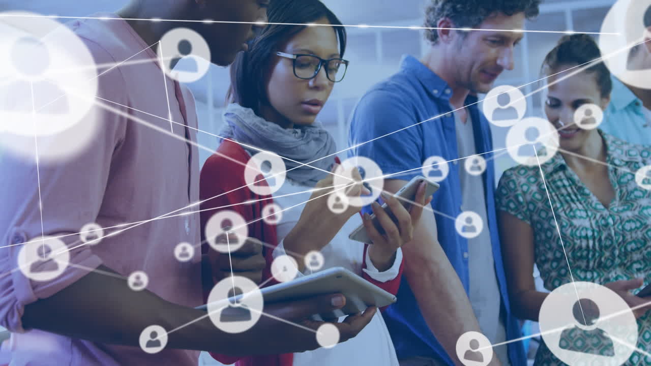 animación de la red de iconos de perfil contra diversos colegas discutiendo juntos en la oficina