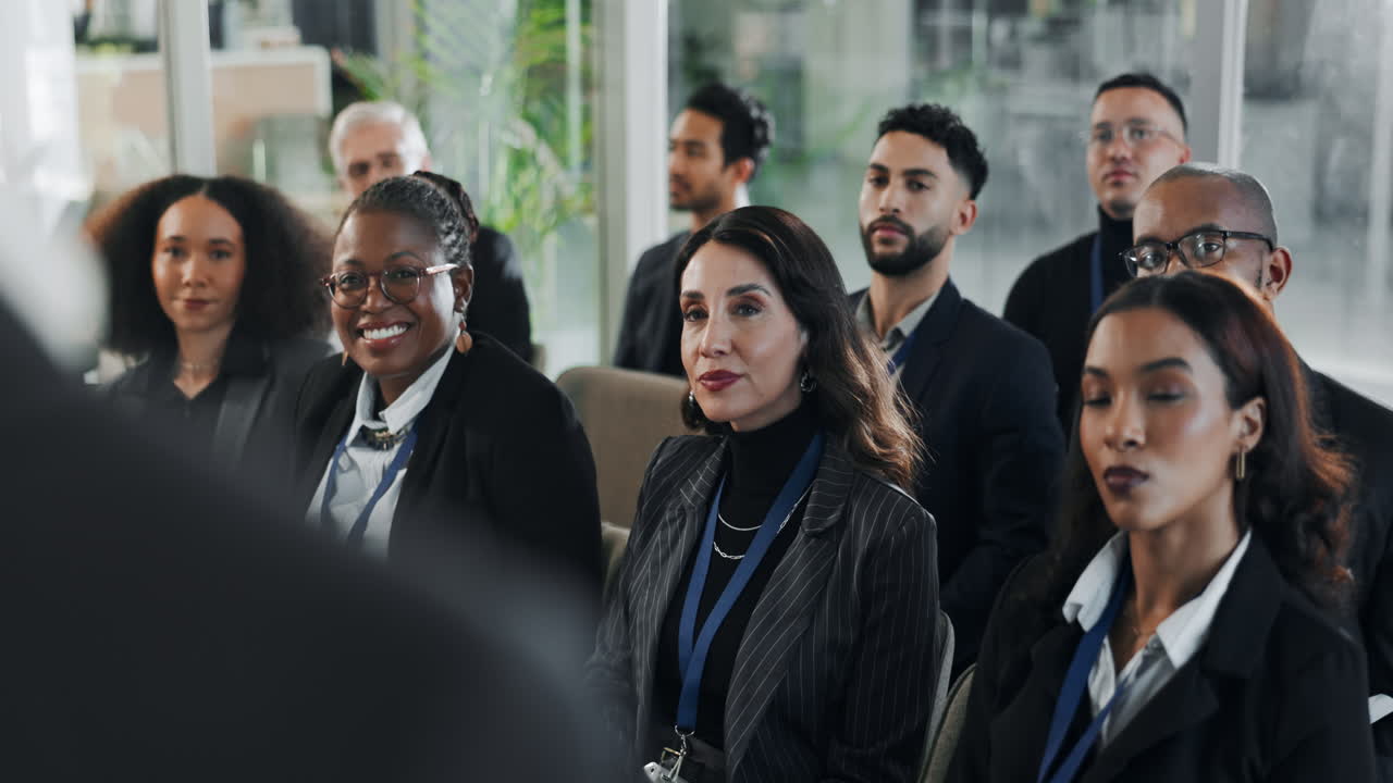 비즈니스 회의 또는 컨퍼런스에 참석하는 다양한 전문가 그룹