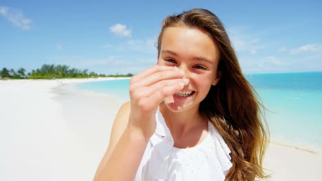 retrato de una adolescente en la playa con estrellas de mar