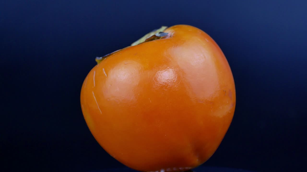 흑색 바탕에 회전하는 파시몬, 과일, 음식 비디오, 텍스트