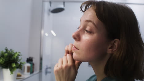 mujer en el baño