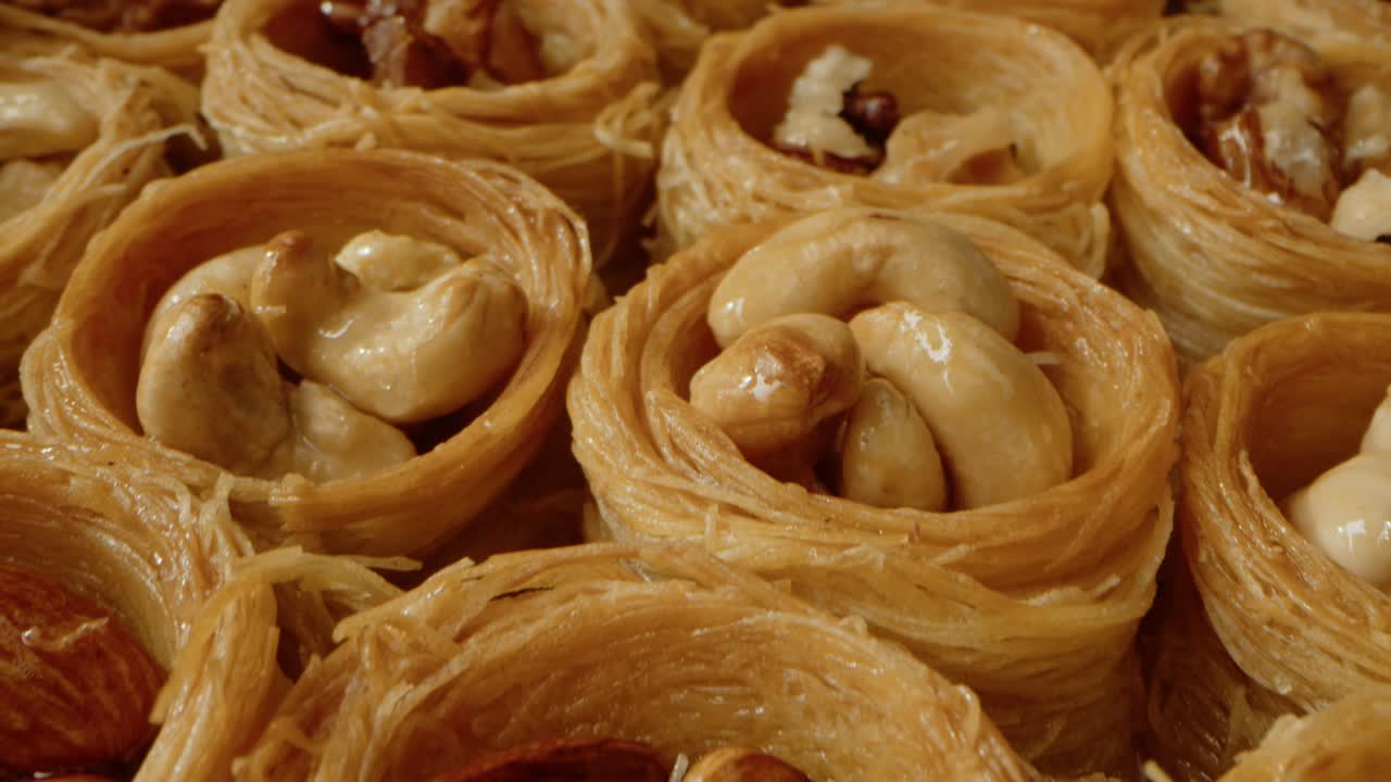 Baklava, dolce tradizionale turco servito su un vassoio