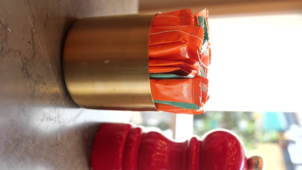 paquetes de azúcar en un recipiente