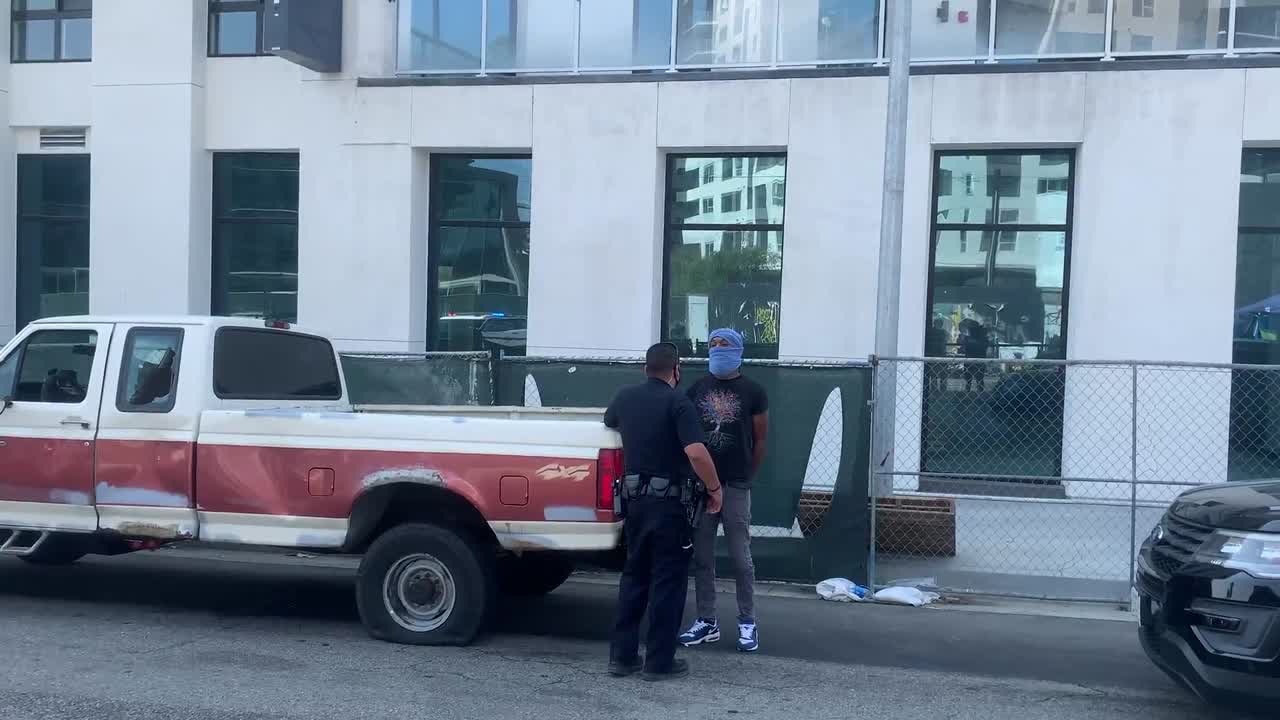 a polícia atende a cena e prende um