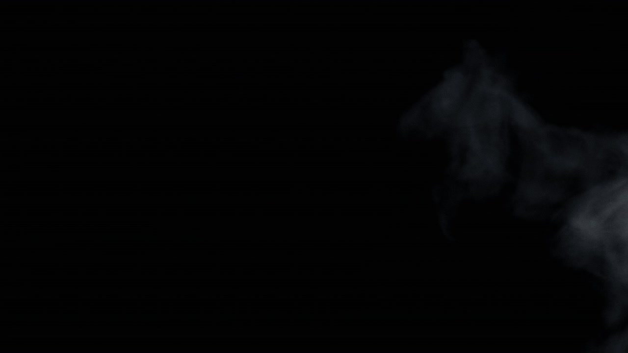 검은 바탕에서 불 연기가 아오르고 있습니다.