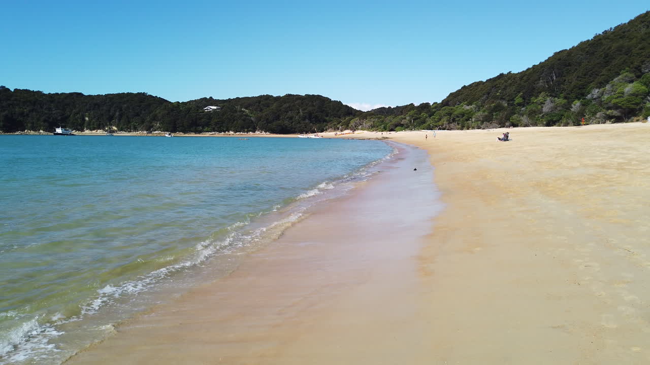 맑고 화창한 날 뉴질랜드의 아름다운 백사장