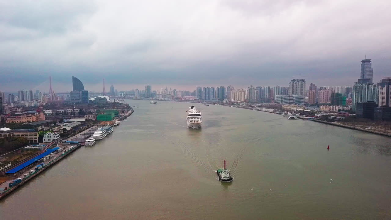 바이킹 선 크루즈 선박이 중국 상하이에 도착합니다.