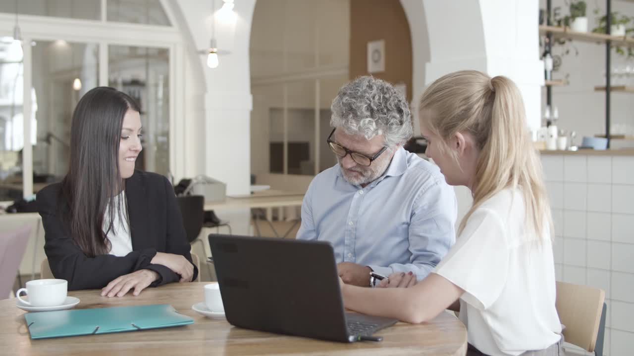 consultora profesional femenina y clientes