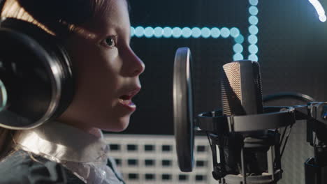 una niña practica el canto de cerca. un niño talentoso con auriculares muestra su destreza vocal en el estudio de grabación. un adolescente hábil interpreta una canción