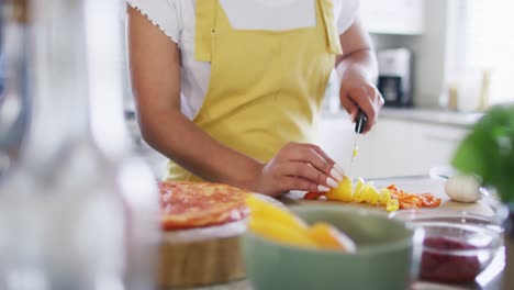 Sonrientes-Amigos-Diversos,-Femeninos-Y-Masculinos,-Cocinando-Y-Hablando-En-La-Cocina,-En-Cámara-Lenta