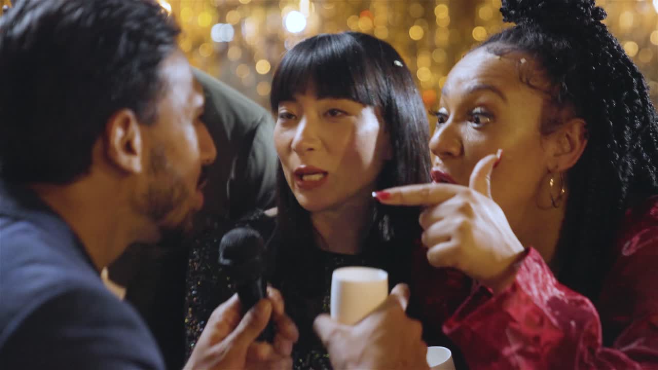 tiro de seguimiento alejándose de un grupo de amigos cantando en el bar de karaoke