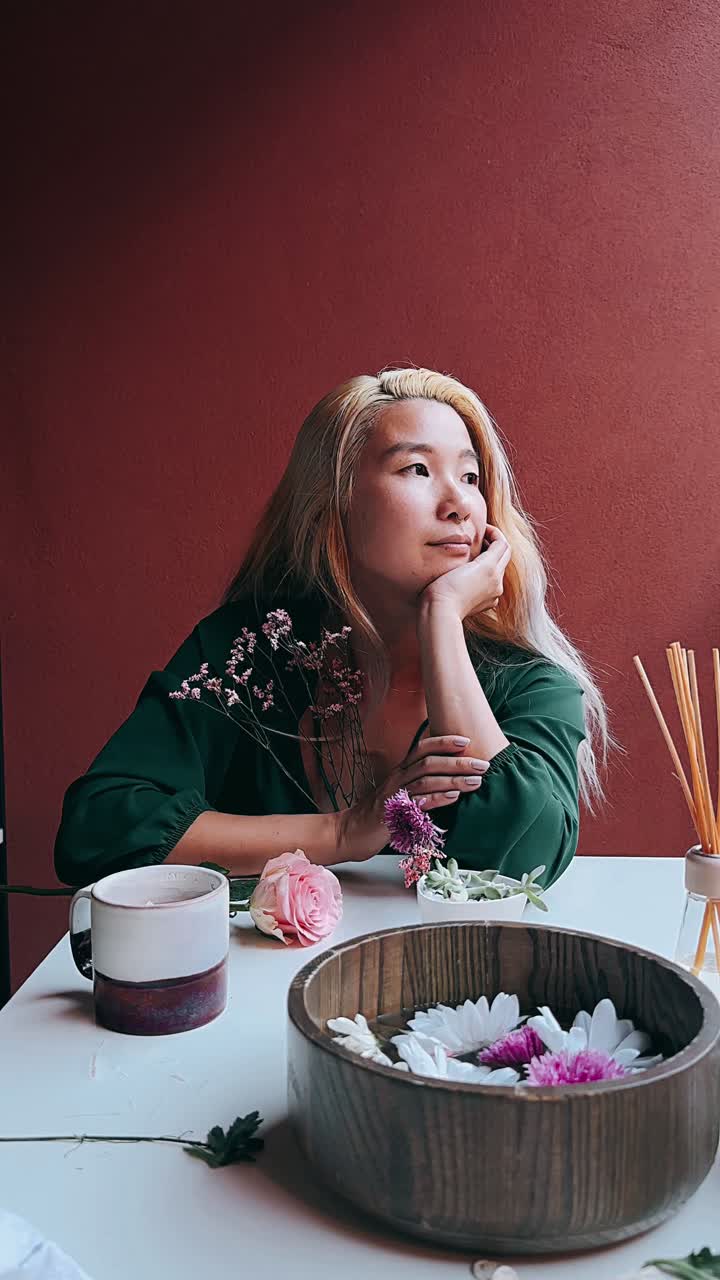 꽃 을 꾸미고 상 하는 여자