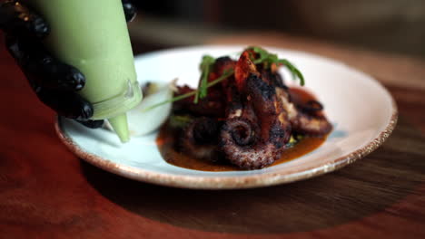 plato de tentáculo de pulpo con aderezo de chef con aderezo de mousse de aguacate mariscos mexicanos