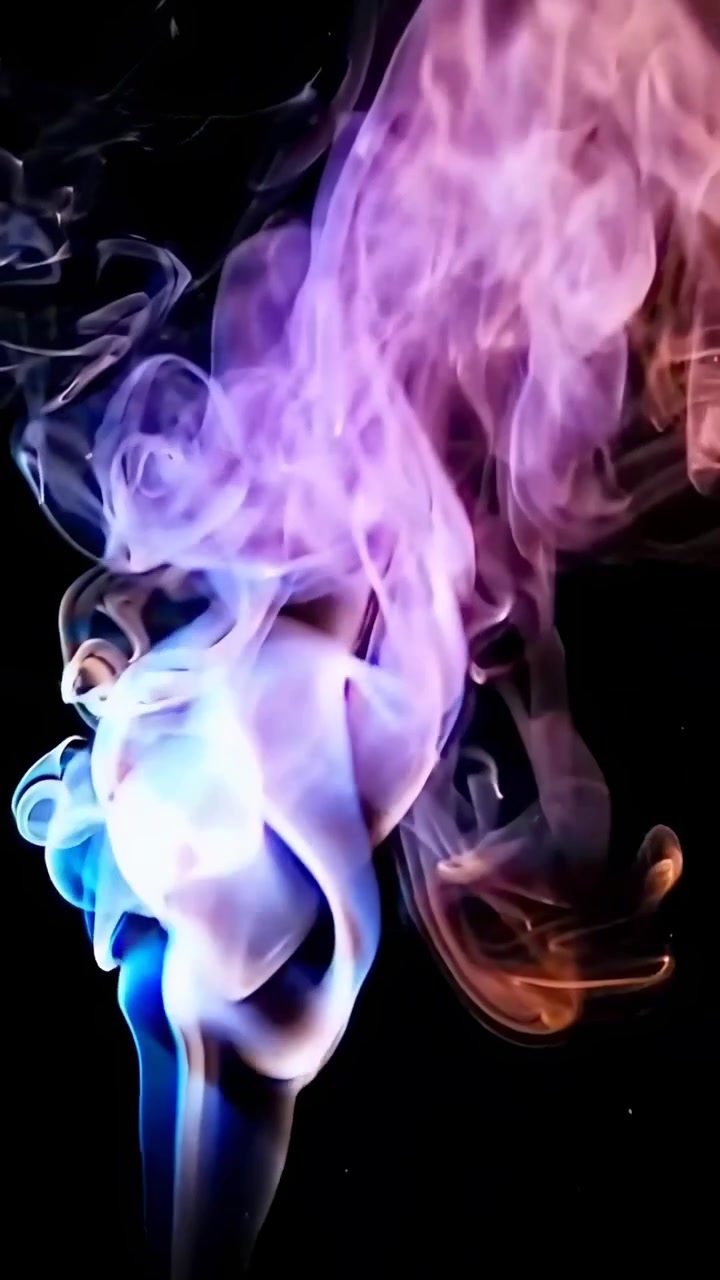 Fumo etereo e colorato che si innalza e vortica su uno sfondo scuro