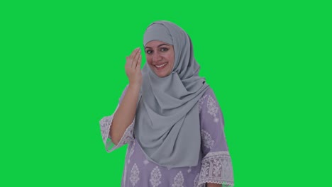 mujer musulmana feliz haciendo pantalla verde adaab