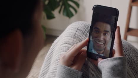 Mujer-Joven-Teniendo-Video-Chat-Usando-Un-Teléfono-Inteligente-En-Casa-Charlando-Con-Su-Novio-Disfrutando-De-Una-Conversación-Compartiendo-Su-Estilo-De-Vida-Comunicándose-Con-Un-Teléfono-Móvil