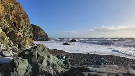 Zeitraffer-Der-Flut,-Die-An-Einem-Hellen-Sommermorgen-An-Einem-Kiesstrand-An-Der-Kupferküste-Von-Waterford,-Irland,-Hereinbricht