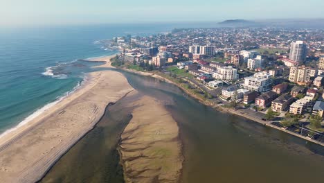 drone toma de paisaje aéreo de edificios residenciales unidades el canal de entrada entrada río océano playa turismo viaje barra de arena costa central nsw australia 4k
